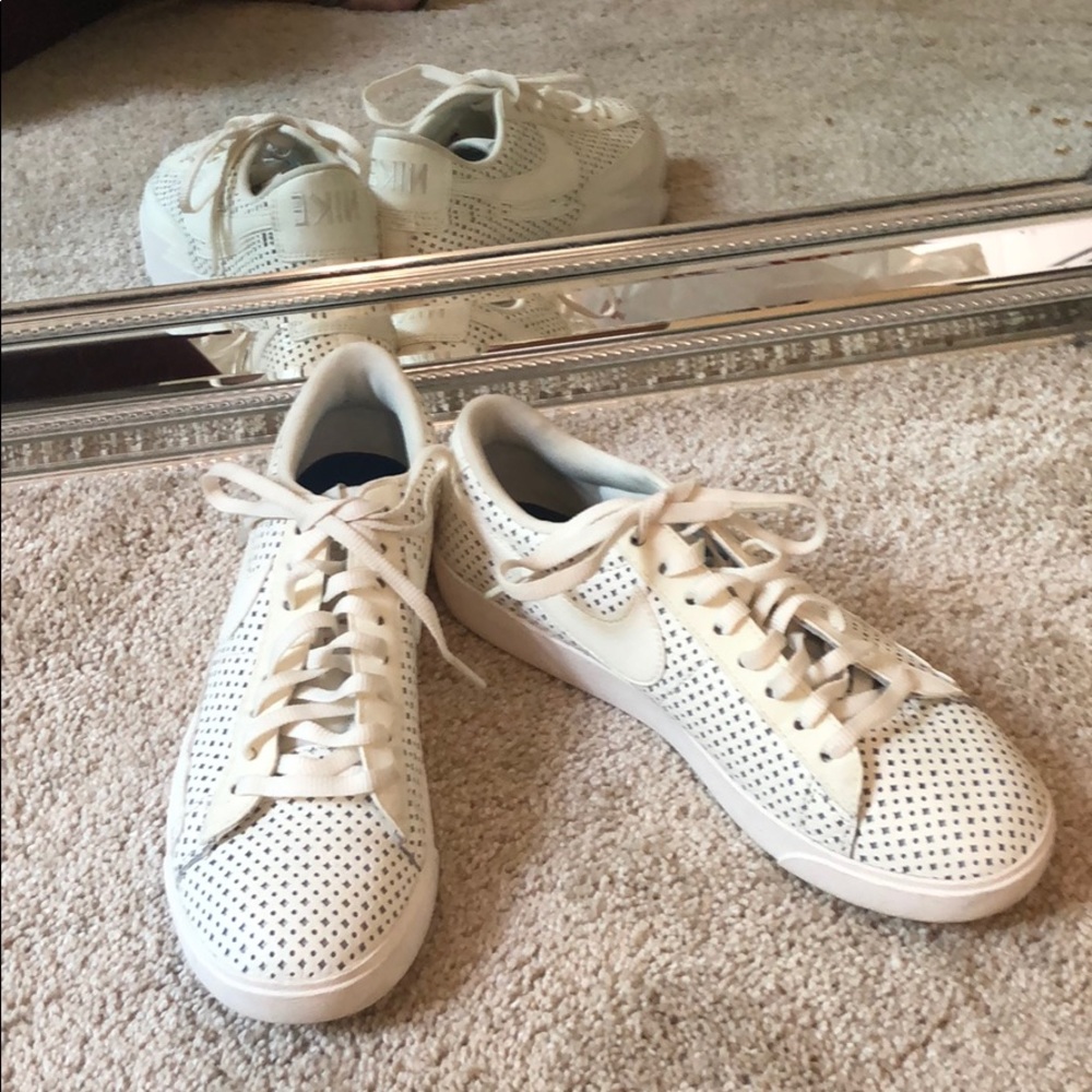 Nike women’s perforated leather tennis shoes 6.5